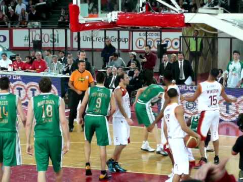 Lottomatica Virtus Roma-Montepaschi Siena - Romain Sato (e "blocco" di Ksistof Lavrinovic)