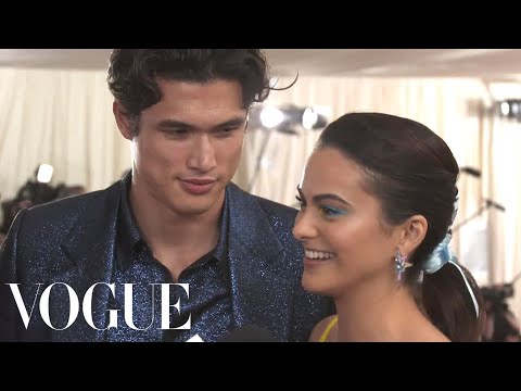 カミラ・メンデスとチャールズ・メルトンが初のメットガラに登場｜メットガラ2019 with Liza Koshy｜Vogue (Camila Mendes and Charles Melton on their First Met Gala | Met Gala 2019 with Liza Koshy | Vogue)