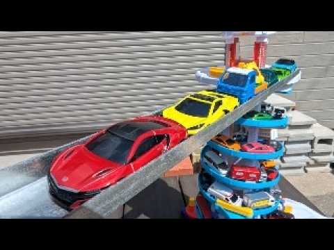 Tomica will have fun running on the DX rotating slope tower course!