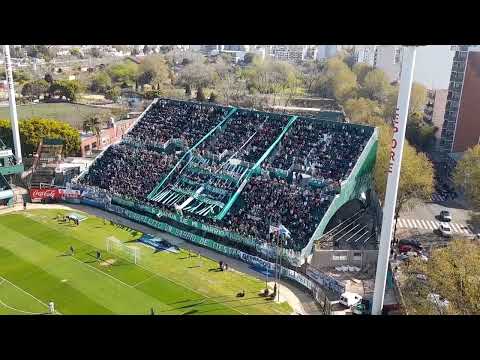 "Por los pibes que nos están, por el Cacho que se fue ... | Una de las mejores canciones de Ferro" Barra: La Banda 100% Caballito &bull; Club: Ferro Carril Oeste &bull; País: Argentina