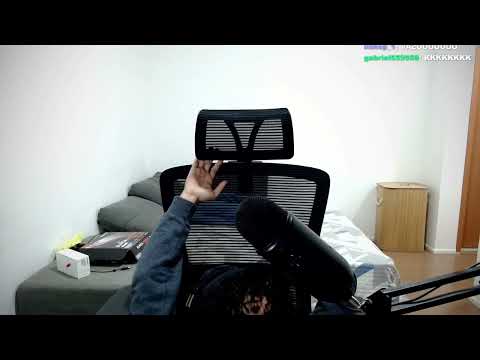 Douglassola vaza o rosto em live