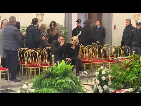 L'arrivo di Maria De Filippi alla Camera Ardente di Maurizio Costanzo