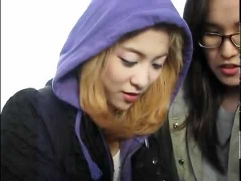 [fancam] 110321 f(x) Luna signing autographs after 'Legally Blonde'