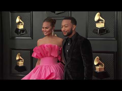 CHRISSY TEIGEN & JOHN LEGEND | Fashion Cam | 2022 GRAMMYs