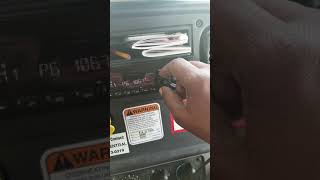 How to pair and set the clock on a freightliner dea 500 radio