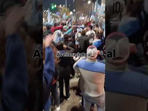 Festejos en Avenida Mitre y Las Flores #Wilde post partido entre Argentina 🇦🇷 e Inglaterra