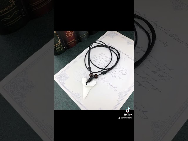 Vídeo relacionado con NYGGTYK collar de diente de tiburón surfista con cuentas de madera, colgante vintage moderno para hombre, estilo casual, hilo de cera, 2 * 3,5 cm
