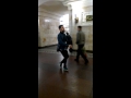 Парень классно танцует в метро 