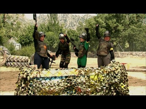 Con el culo al aire T3 C7 - Las chicas ganan a los chicos el campeonato de paintball