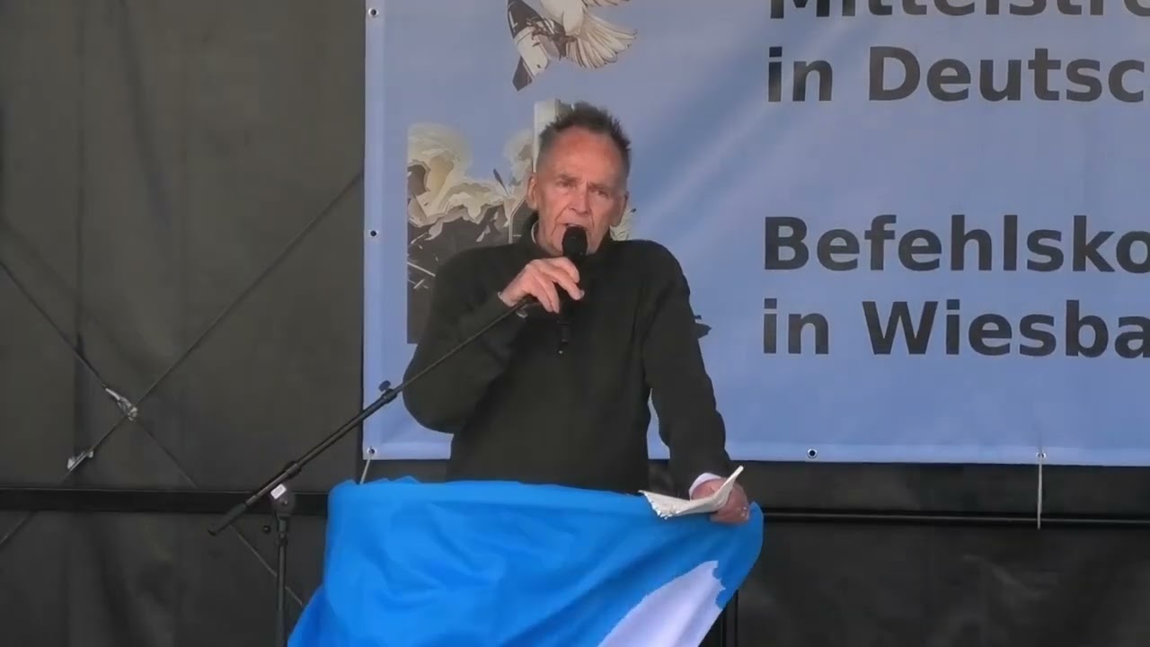 Michael von der Schulenburg (MdEP) auf der Friedensdemo am 29.03.2025 in Wiesbaden.