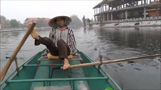 preview picture of video 'Vietnam lady is rowing a boat by legs'