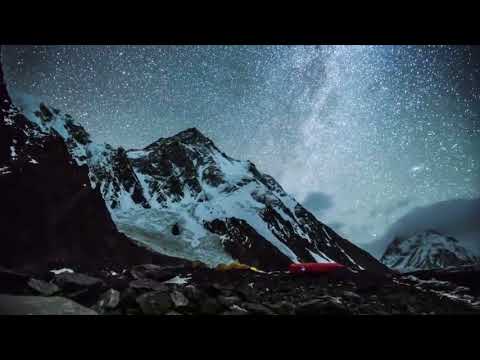 Time Lapse di un cielo stellato in montagna