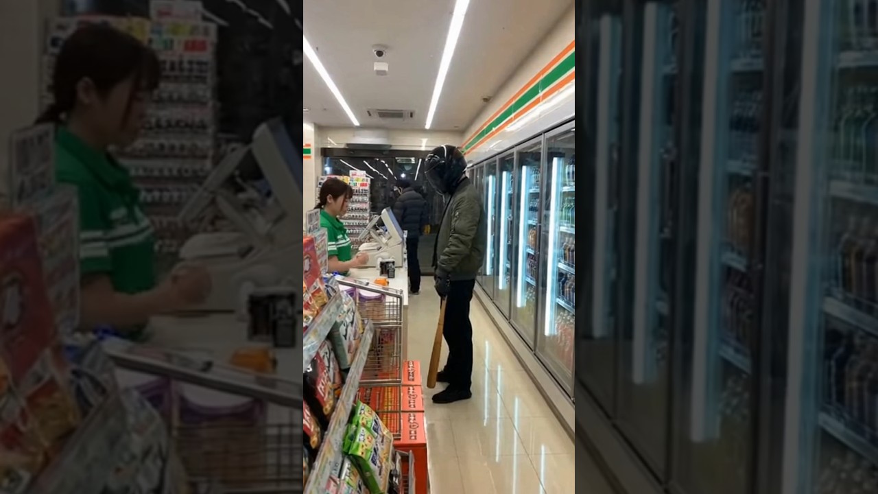 フルフェイスヘルメットでバット持った男が買い物してる！ #sora