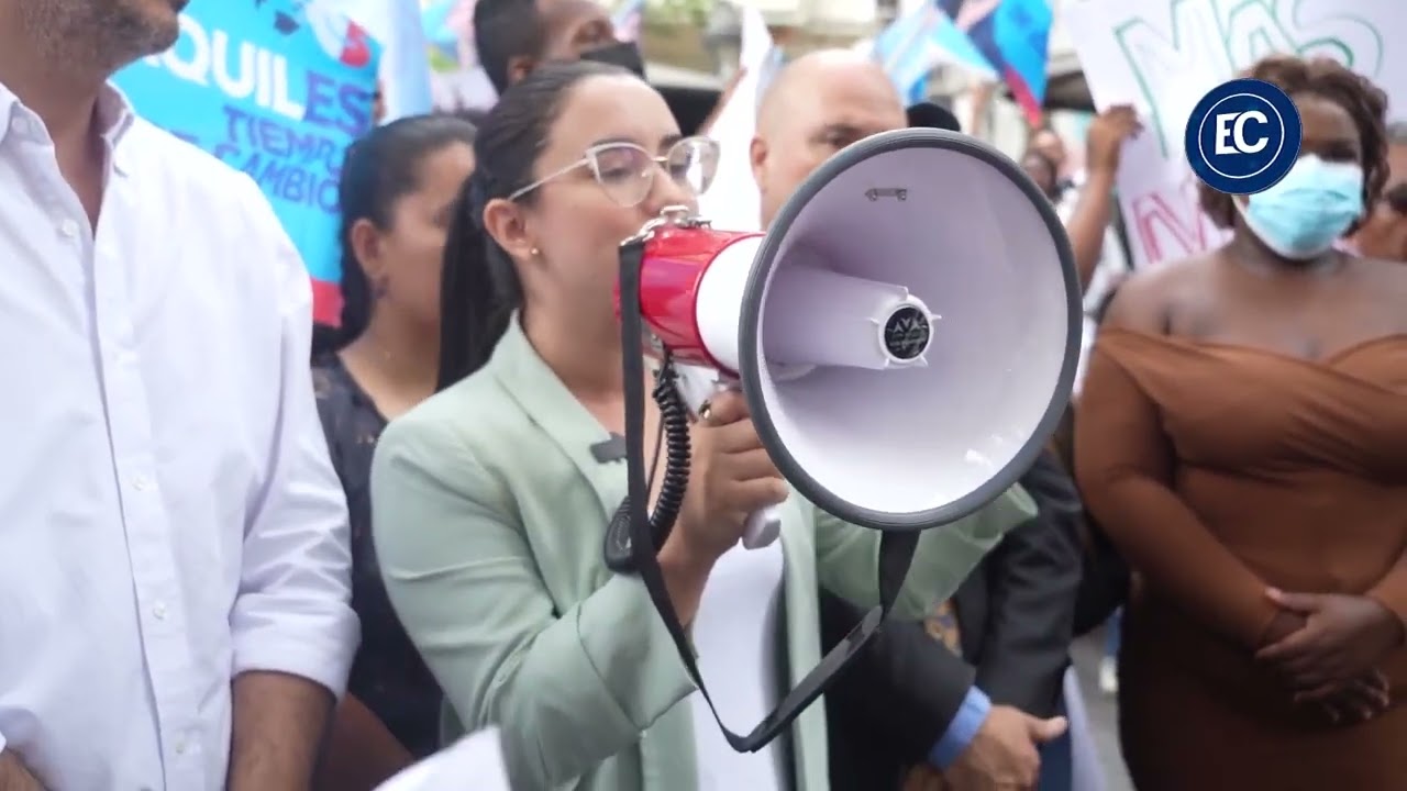Manifestantes se congregan para denunciar a la administración del cabildo porteño