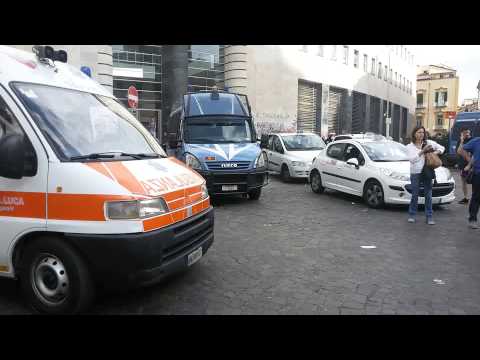 Ambulanza in emergenza durante manifestazione