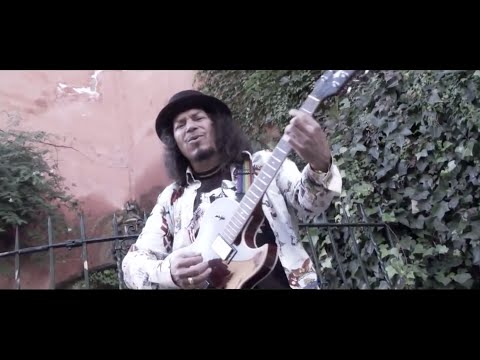 Medio Hombre Medio Guitarra - Raimundo Amador