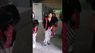 Download lagu Wanita baju adat jawa kebaya hitam jarit batik selendang merah di kota lama Semarang #traditional mp3 Download lagu Wanita baju adat jawa kebaya hitam jarit batik selendang merah di kota lama Semarang #traditional mp3