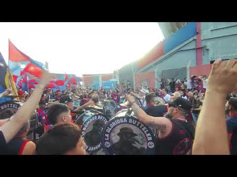 "Entrada de La Gloriosa Butteler. Descontrolado siempre voy de la cabeza. San Lorenzo 1 Sarmiento 1" Barra: La Gloriosa Butteler &bull; Club: San Lorenzo