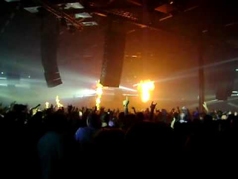 Tiesto @ Evolution playing  In the Dark (2009 remix)
