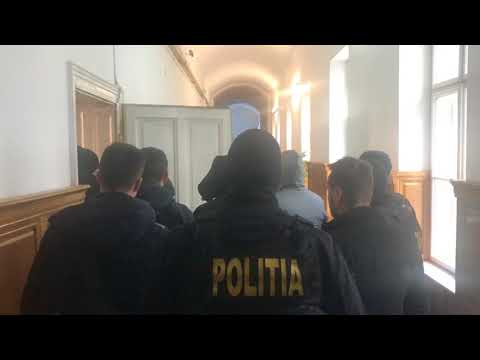 Politisti BCCO Cluj si DEA au dus inculpatii din reteaua cu medicamente la Tribunalul Cluj