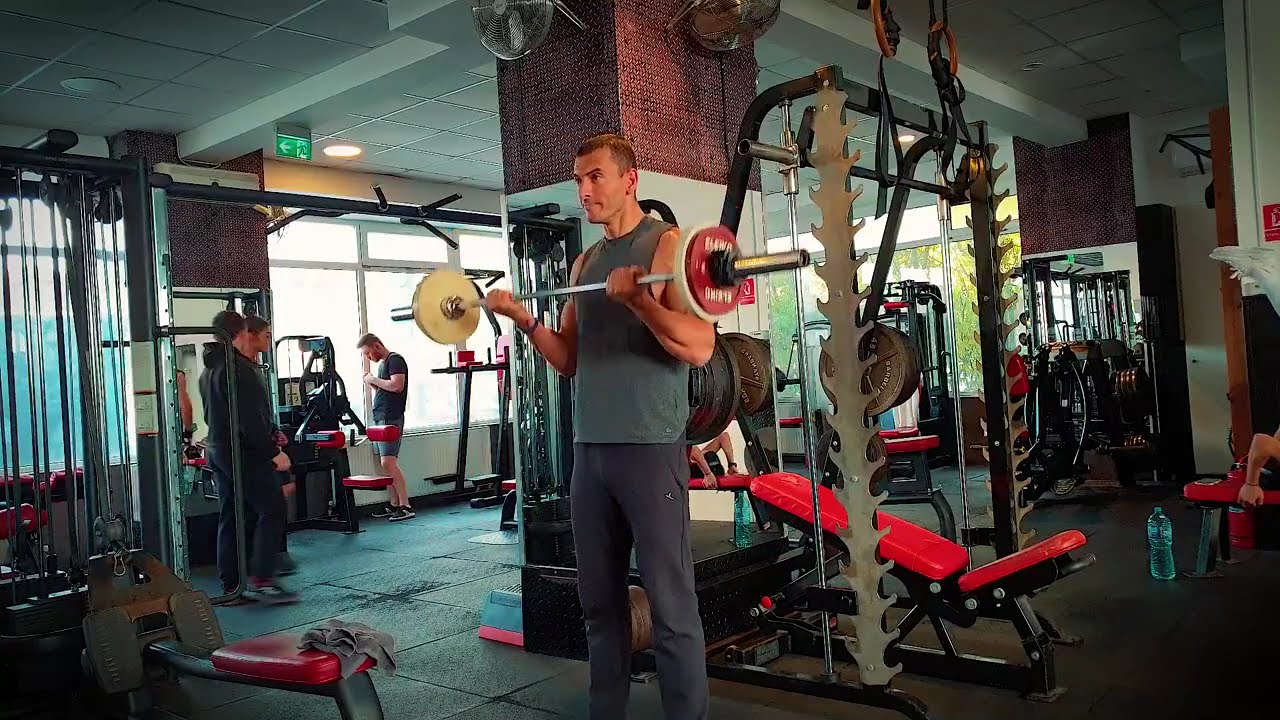 Flexii pentru biceps, din stând, cu bara dreaptă și priză supinată