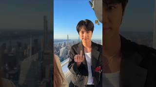 Jin&#39;s 3 words to describe himself &quot;World Wide Handsome&quot; period 💅🔥