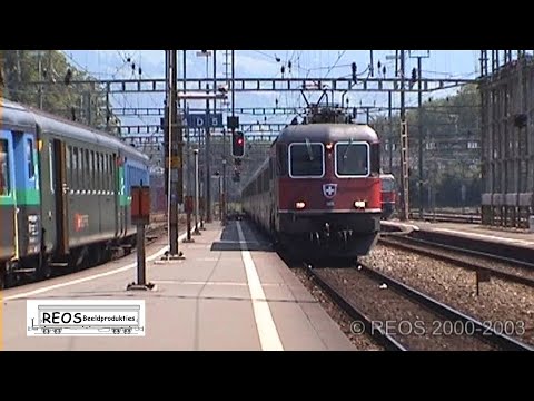 2000-2003 [SDw] 1/3 Arth-Goldau station - Classic SBB action, passenger, freight, Arth-Rigi Bahn.