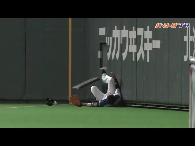 ファイターズ・近藤がフェンスに激突すると... 自分は無傷でフェンスが無傷じゃない!?