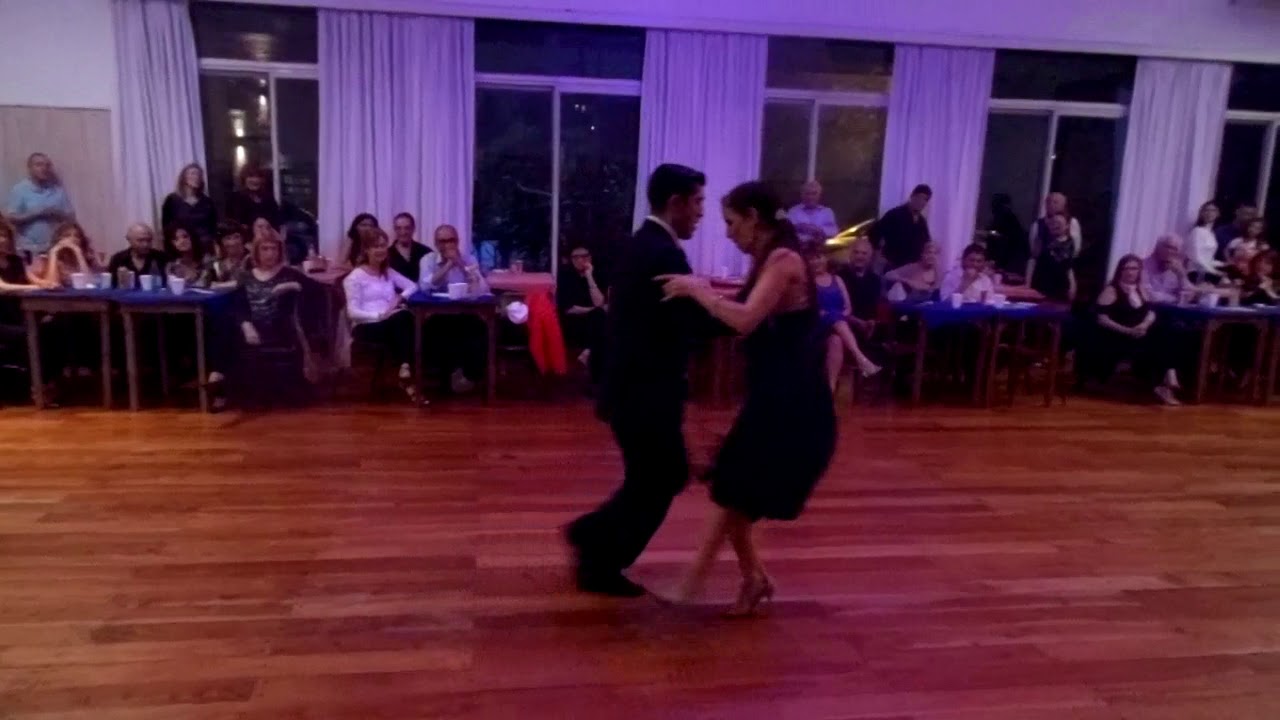 Daniel Juarez y Alejandra Armenti bailan "La Mulateada" en La Friulana Tango