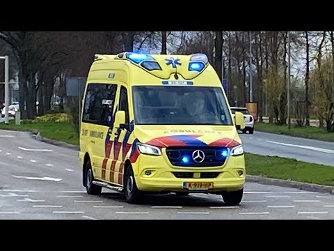 Ambulance en Politie naar het ziekenhuis in Venloo en MMT inzet Urk