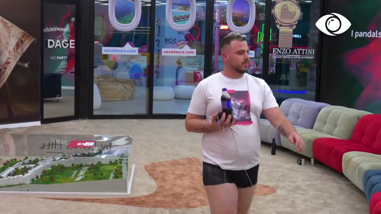 Mos më prek/ Ronaldo ngacmon Nitën, ajo acarohet