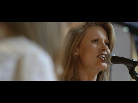Julia Pietrucha - In Me (live at Tall Pine Records)