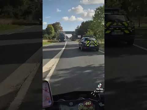 Je croise la police à moto. T’aurais hésité aussi ou pas à ma place ? #moto #police
