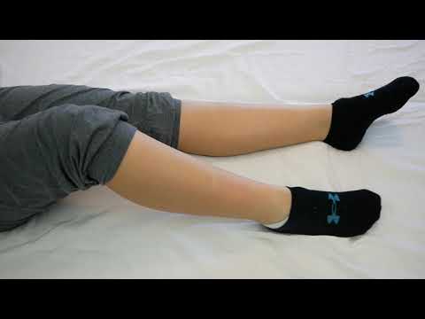 Bewegungsangebote für bettlägerige Menschen: Kniegelenk beugen und strecken