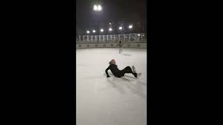 Хорошие девочки на дороге не валяются! Они валяются на льду)) #figureskating #фигурноекатание