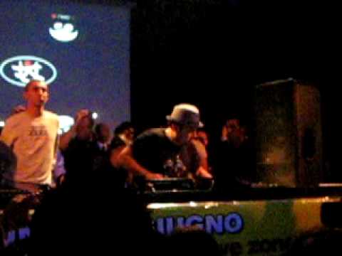 Davide Fiorese lascia la console al grande maestro Little Louie Vega @ Urban Klub..