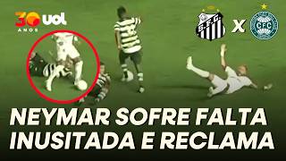 JÁ VIU ISSO? NEYMAR É AGARRADO POR JOGADOR CAÍDO E SOFRE FALTA INUSITADA EM SANTOS X CORITIBA
