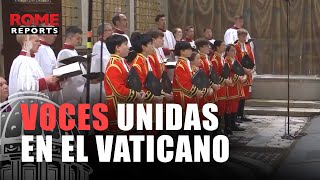 Los coros del REY CARLOS III y del PAPA cantan juntos -VÍDEO