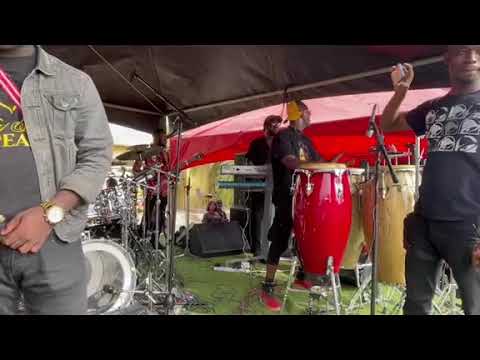 The legendary drummer @franciskwekuosei9510 asked Emmy Trump to join his bosses perform.