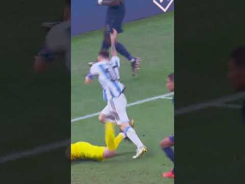 You can never take your eyes off of Lionel Messi... 👀