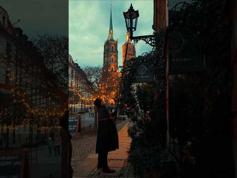 Wrocław - Ostrów Tumski, latarnik zapalający latarnie. Szczypta magi