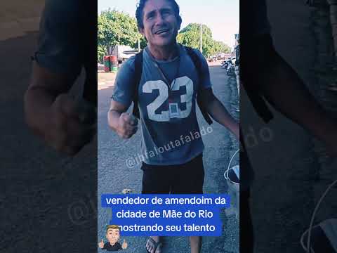 Vendedor de amendoim mostrando talento em mãe do rio Pará