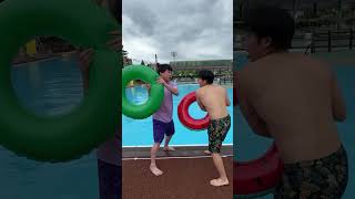 浮き輪バトルで落としたら勝ち🛟