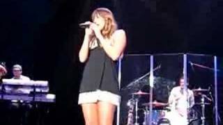 Colbie Caillat sings &quot;One Fine Wire&quot;