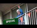 Handjes in de lucht op Balkon Beweegdag in Den Haag