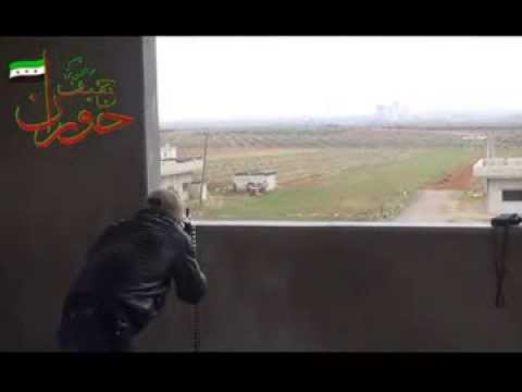 تقدم مقاتلي لواء حمزة أسد الله لاقتحام نقاط قوات النظام في الحاجز الزراعي في مدينة النعيمة في ريف درعا