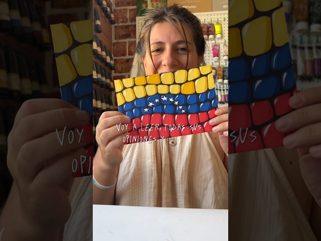 Vídeo relacionado con BANDERA de MESA de VENEZUELA ANTIGUA CON ESCUDO 21x14cm - BANDERINA de DESPACHO VENEZUELANA CON ARMAS 14 x 21 cm - AZ FLAG