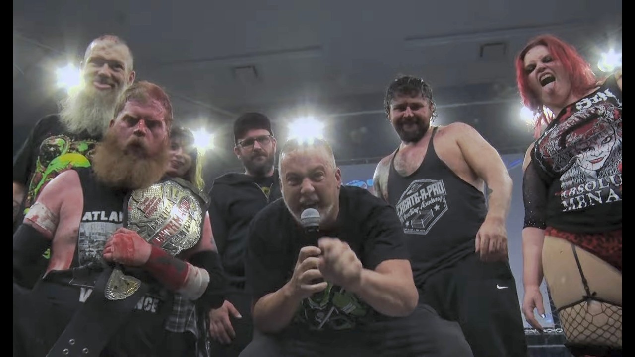 ICWインイタ大会、エンディングにて明日のFREEDOMS後楽園ホール大会でのデスマッチ対抗戦に向けて決起のマイク！！