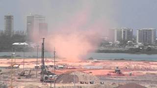 preview picture of video 'Tornado nas Obras da Vila Olimpica da Barra 08 02 14'