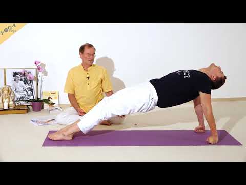 Schiefe Ebene auf Fäusten - Yoga Asana Lexikon